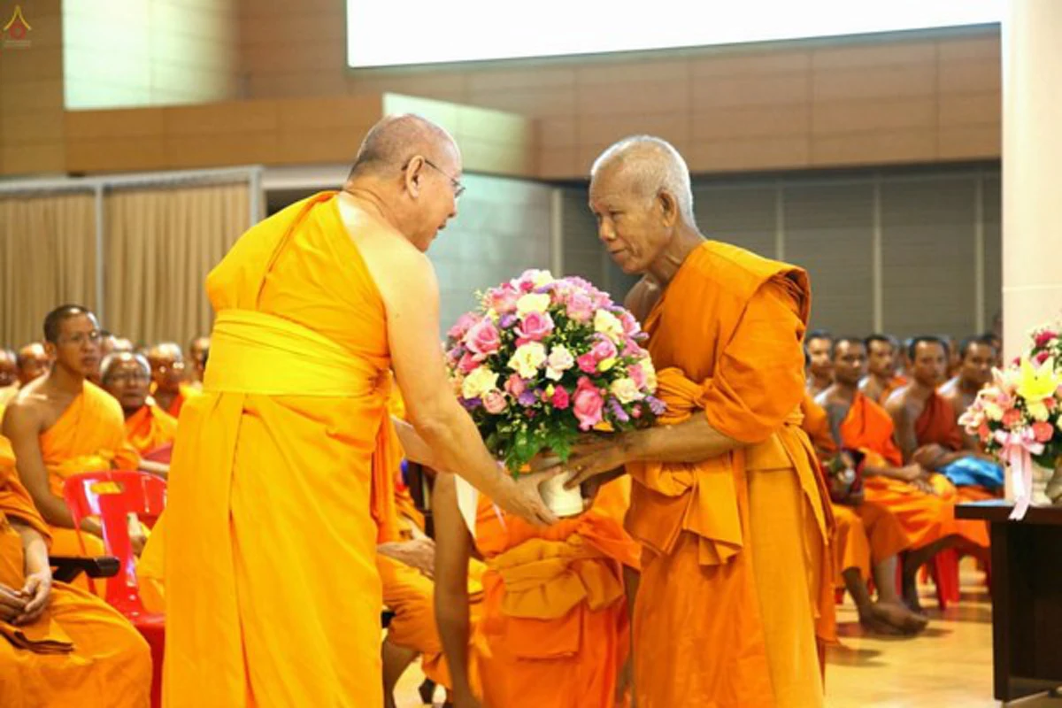 สายอีสาน!!!...ธรรมกายยังคึก การ์ดไม่ตก พระระดมตบเท้าให้กำลังใจ "ธัมมชโย" (ชมภาพ)