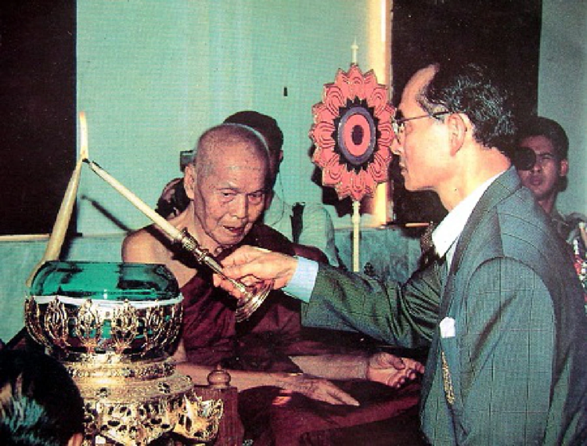 ปาฏิหาริย์บังเกิด!! เมื่อ "หลวงปู่หล้าตาทิพย์" ตั้งใจส่งกระแสจิตถวายพระพร "ในหลวงรัชกาลที่ ๙" อย่างสุดกำลัง!!