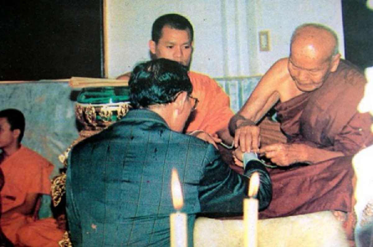 ปาฏิหาริย์บังเกิด!! เมื่อ "หลวงปู่หล้าตาทิพย์" ตั้งใจส่งกระแสจิตถวายพระพร "ในหลวงรัชกาลที่ ๙" อย่างสุดกำลัง!!