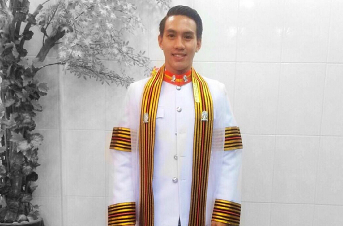 หล่อ เก่ง ครบเครื่อง!! "ลีซอ ธีรเทพ" คว้าปริญญาจุฬาฯ แม้จะใช้เวลา 8 ปี แต่ภูมิใจที่ได้เดินตามรอยพ่อ-แม่ !!