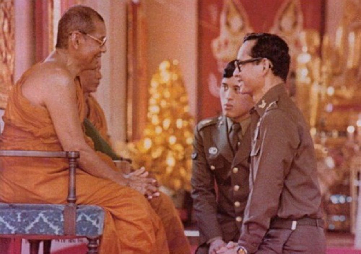 ชมภาพประวัติศาสตร์สุดคลาสสิก... เมื่อ "พระราชา" สนทนาธรรมกับ "พระอริยะ"!! ... อมตะแห่งธรรมะที่จะอยู่คู่โลกไปตลอดกาล!!
