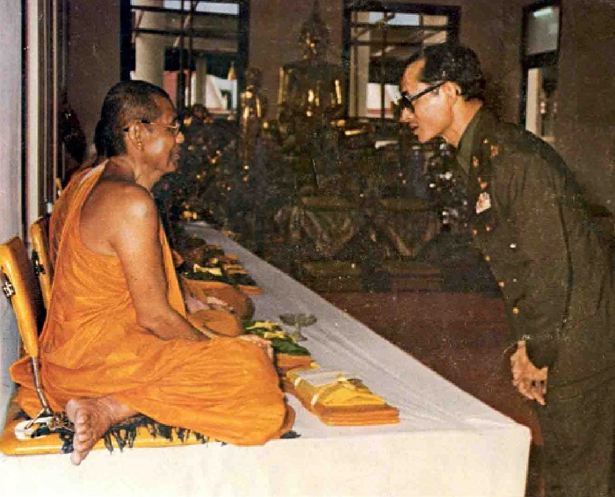 ชมภาพประวัติศาสตร์สุดคลาสสิก... เมื่อ "พระราชา" สนทนาธรรมกับ "พระอริยะ"!! ... อมตะแห่งธรรมะที่จะอยู่คู่โลกไปตลอดกาล!!