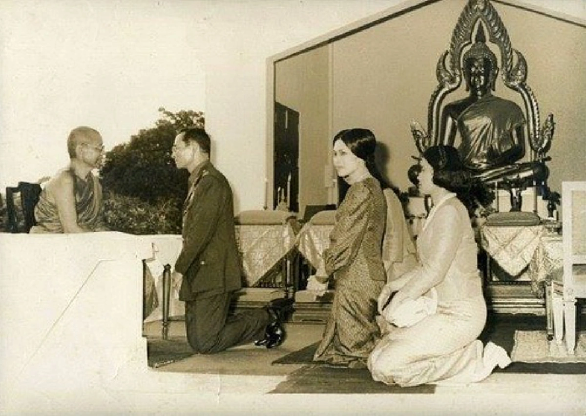 ชมภาพประวัติศาสตร์สุดคลาสสิก... เมื่อ "พระราชา" สนทนาธรรมกับ "พระอริยะ"!! ... อมตะแห่งธรรมะที่จะอยู่คู่โลกไปตลอดกาล!!