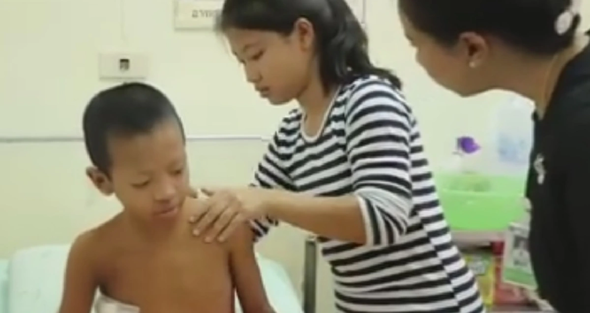 อายุเท่านี้...ใจยังสู้!! "น้องลูกหมี" ดญ.วัย14 สู้ชีวิต ทำงานหาเงินเลี้ยงแม่และน้องชายอีก3ชีวิต ไม่ยอมท้อแม้การเรียนจะน้อยลง ขอเพียงครอบครัวอิ่มท้องก็พอแล้ว...