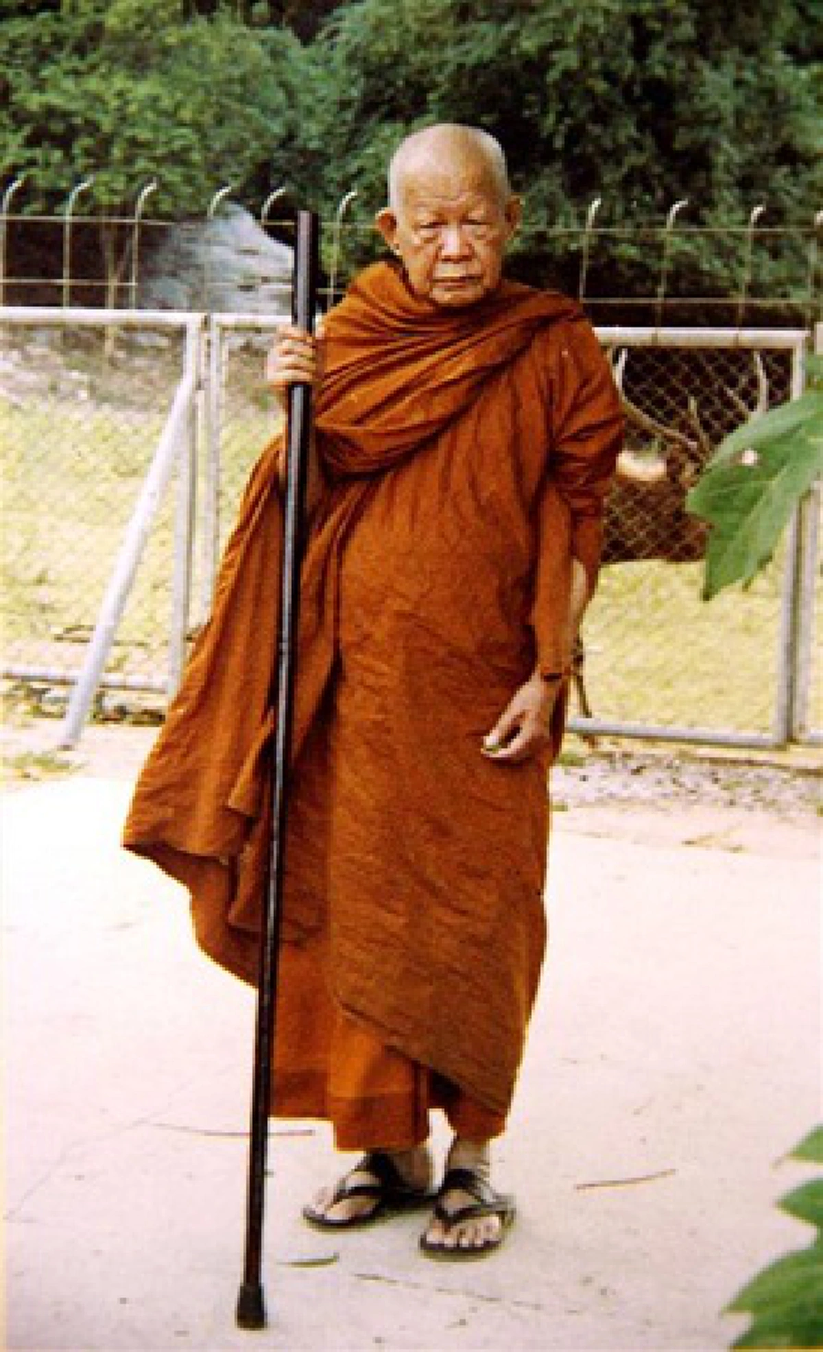 อ่านแล้วยิ้ม! "หลวงปู่หลุย" รีบไปอยู่วัดอื่น ปล่อยให้หลวงปู่แหวนรับเสด็จฯ ตามลำพัง ด้วยเหตุผลว่า "พูดกับพระราชาไม่เป็น...คอขาดบาดตายเลยนะ"!!