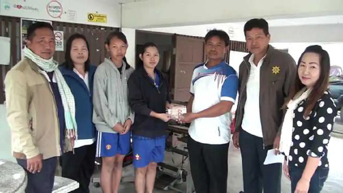สอนลูกมาดีและดีทั้งครอบครัว!!!สาวพิการเป็นใบ้พร้อมน้องสาว เก็บเงินได้ส่งคืนเจ้าของ!!เด็กทั้งสองมีฐานะยากจน หนำซ้ำพ่อยังป่วยเป็นโรคมะเร็งสมอง