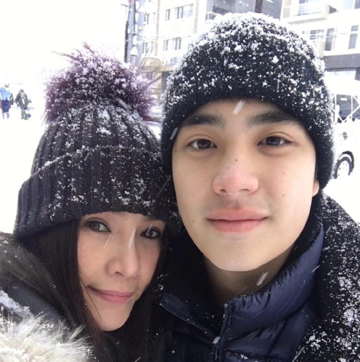 ดีต่อใจสาวน้อยสาวใหญ่!!! "น้องเอม" ลูกชาย "ดู๋ สัญญา" นับวันฉายแววหล่อขึ้นทุกวัน พอถ่ายรูปคู่แม่เท่านั้นแหละรู้เลยได้ใครมา งานนี้คงเข้าคิวรับบัตรจองตัวกันเลยจ้า!! (มีภาพ)