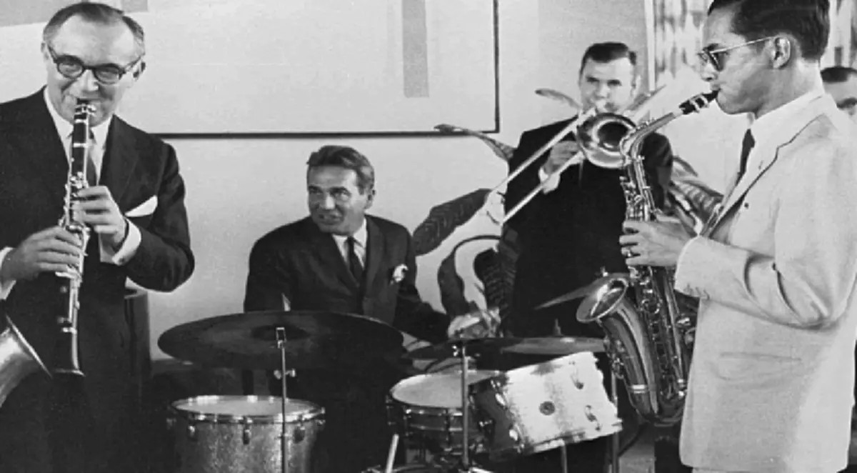 สำนักข่าวสหรัฐยกย่องพระองค์ ทรงมีพระปรีชาสามารถที่หลากหลาย ทรงเป็นพระมหากษัตริย์ที่ "เท่ห์" ที่สุดในโลก (ภาพ+รายละเอียด) 