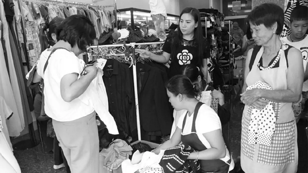 แบบอย่างสังคมไทย!!! เจ้าของร้านเสื้อกำแพงเพชรสวนกระแสธุรกิจแจกเสื้อขาว-ดำแก่ผู้ยากไร้ใส่ร่วมอาลัยองค์พ่อหลวง งานนี้ซึ้งทั้งผู้ให้และผู้รับ