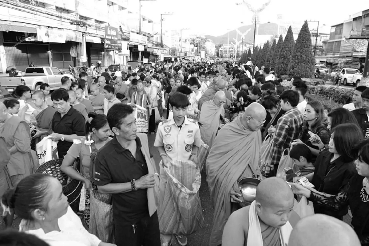 หัวใจดวงเดียวกัน!! แม่อุ๊ย อายุ 108 ปี สำนึกคุณแผ่นดิน ร่วมตักบาตรเทโวฯ ถวายเป็นพระราชกุศลแด่ในหลวง ร.9