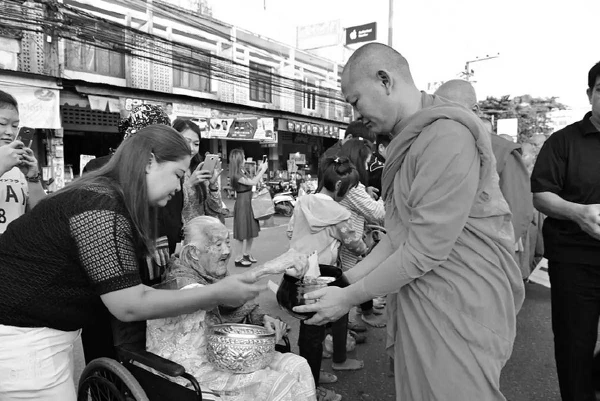 หัวใจดวงเดียวกัน!! แม่อุ๊ย อายุ 108 ปี สำนึกคุณแผ่นดิน ร่วมตักบาตรเทโวฯ ถวายเป็นพระราชกุศลแด่ในหลวง ร.9