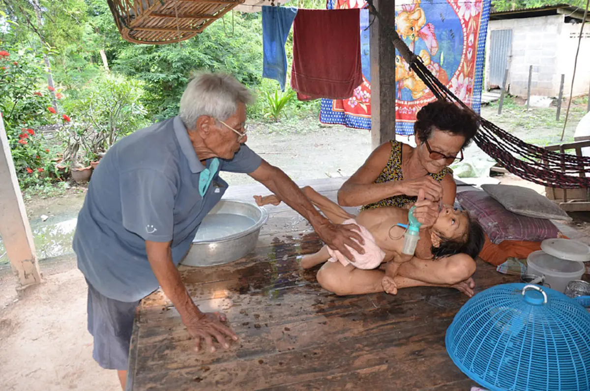 สะเทือนใจหนัก!!! ตายายวัยกว่า70ปีอดมื้อกินมื้อดิ้นรนหาเลี้ยงดูหลานพิการ วอนผู้ใจบุญช่วยเหลือ ล่าสุดเคราะห์ซ้ำแม่เด็กฝีลามหลังต้องลาออกจากงาน