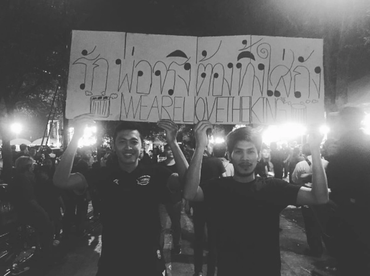 2 นักฟุตซอลทีมชาติไทย ชูป้ายป้ายรณรงค์ "ถ้ารักพ่อจริงต้องทิ้งใส่ถัง"