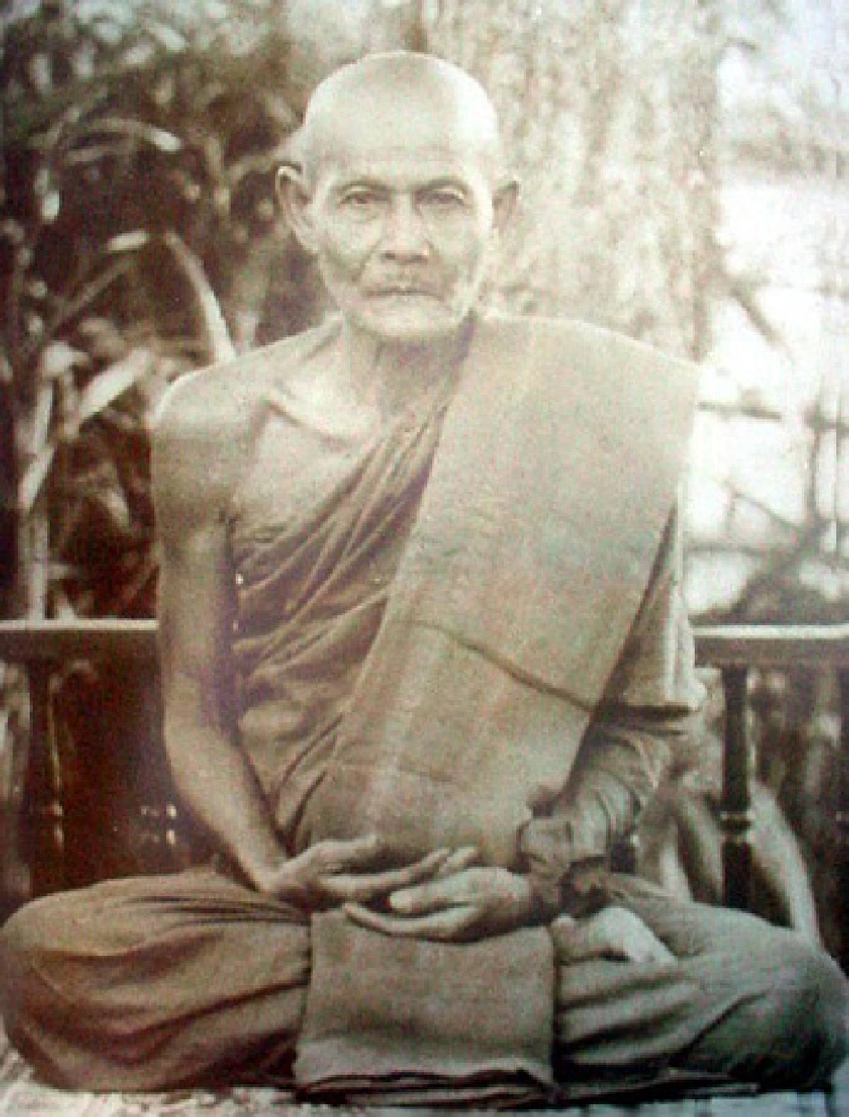 รักคือบ่วง...ห่วงคือทุกข์!! ห้าร้อยปีอันยาวนานที่ผีตนหนึ่งเฝ้ากระดูกลูกเมียด้วยความหวงแหน... ถึงคราวยุติเพราะ "แว่วเสียงเทศนาของหลวงปู่มั่น"!!