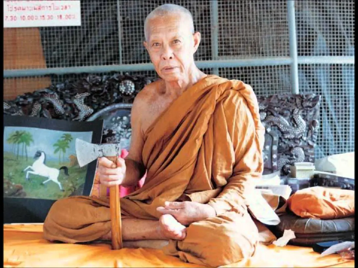 เป็นพระไม่ยึดติด!  "หลวงปู่เจี๊ยะ" เดินทางด้วยการโบกรถสิบล้อ บางครั้งถึงขั้นขึ้นนั่งหลังคา! เพราะไม่อยากให้ใครต้องลำบาก