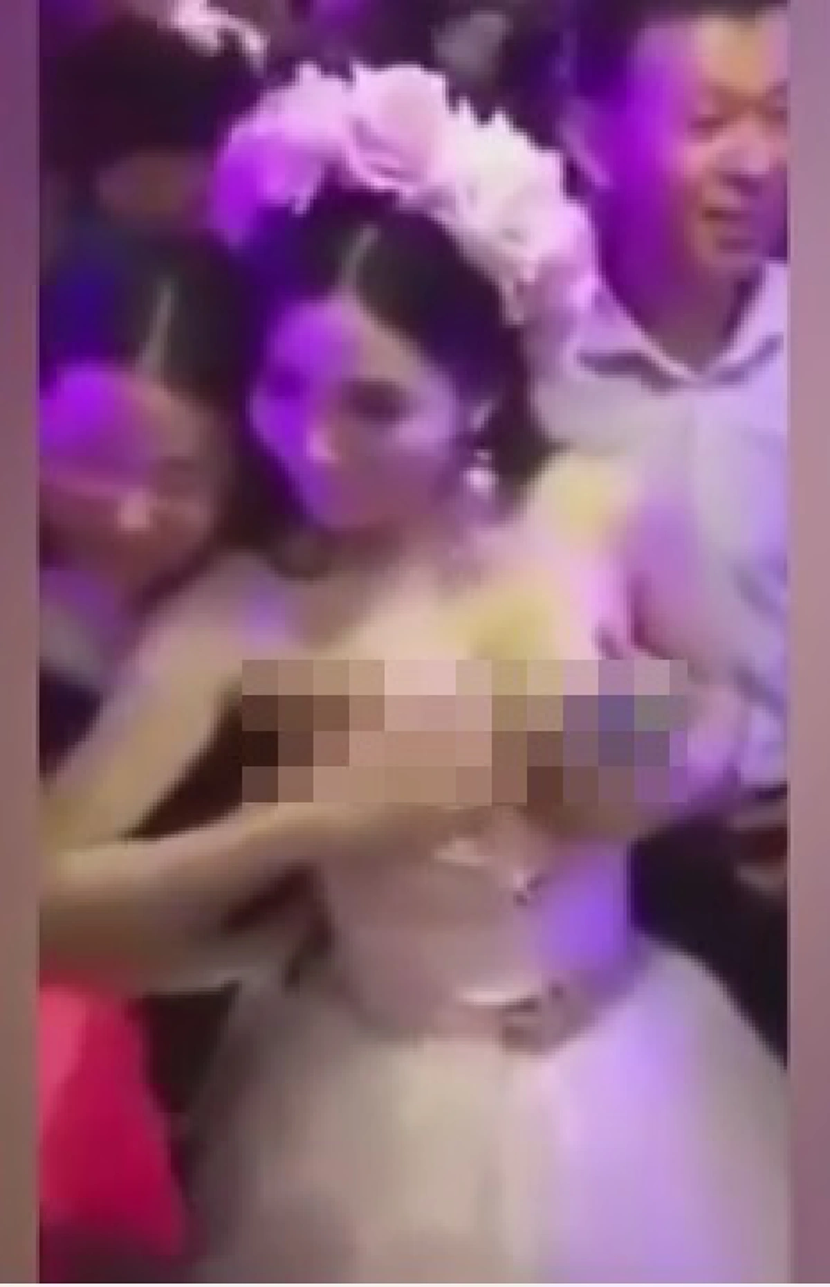อับอาย ไปทั่วโลก!! คลิปฉาว สาวให้แขกจับเต้าแลกเงิน ที่แท้เป็นกะเทยพัทยา อยากจับ จ่าย 20!! (มีคลิป)