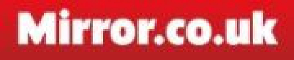 พี่ก็โหดไป!! หนุ่มไว้ผม  "โมฮอก" คว้า  "เครื่องพ่นไฟ" ถล่มรังผึ้งที่ริอาจมาทำรังบนต้นไม้หน้าบ้านจนไหม้เกรียม!! (คลิป)