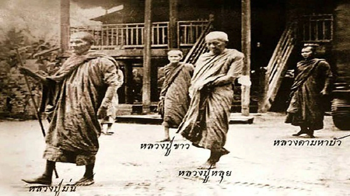 รูปประวัติศาสตร์ที่อาจทำให้คนเกือบทั้งประเทศเข้าใจผิด!! พระองค์ที่เดินนำหน้าสุดใช่ "หลวงปู่มั่น" หรือไม่? ... ช่วยกันดูหน่อย!!