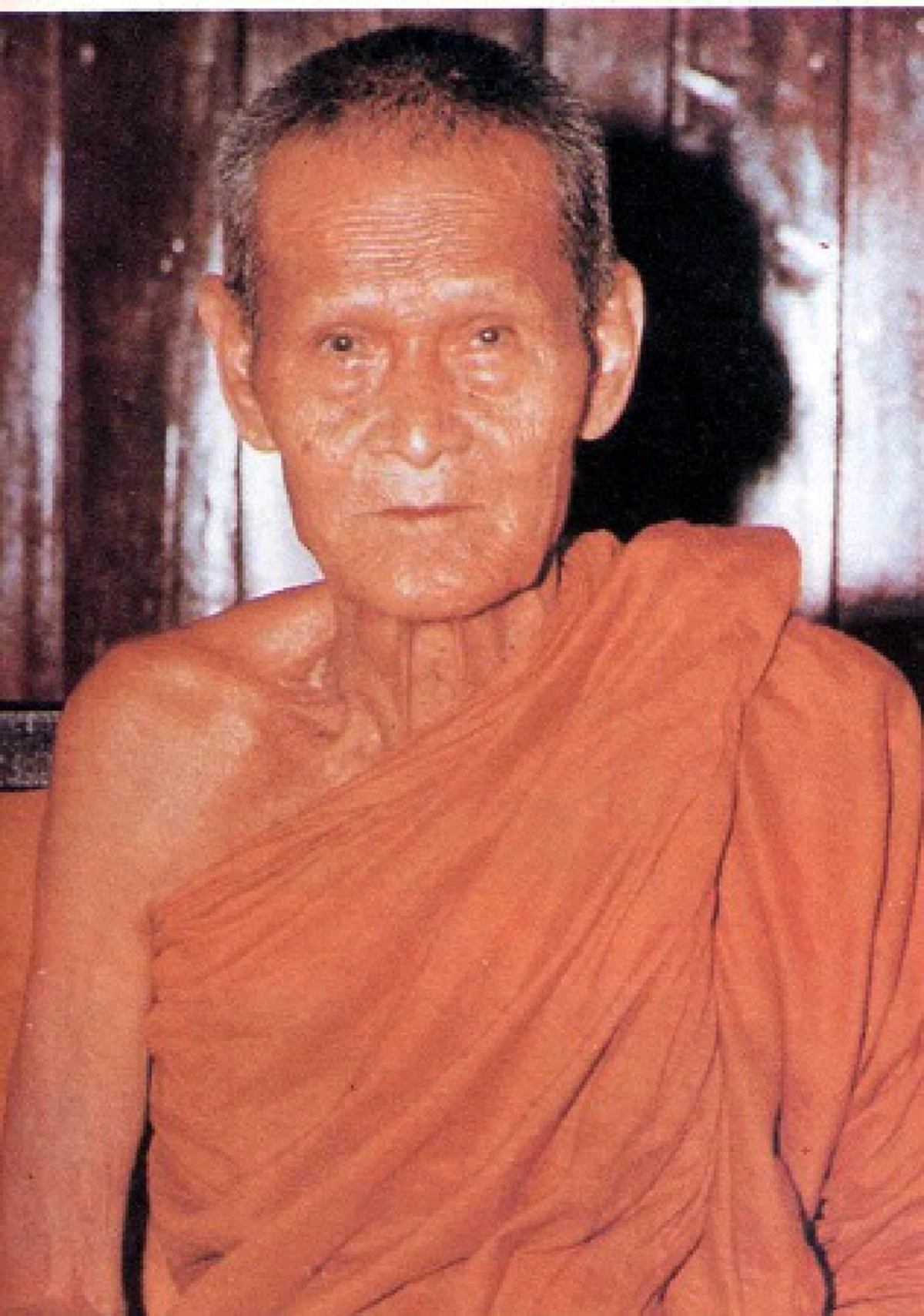 รูปประวัติศาสตร์ที่อาจทำให้คนเกือบทั้งประเทศเข้าใจผิด!! พระองค์ที่เดินนำหน้าสุดใช่ "หลวงปู่มั่น" หรือไม่? ... ช่วยกันดูหน่อย!!