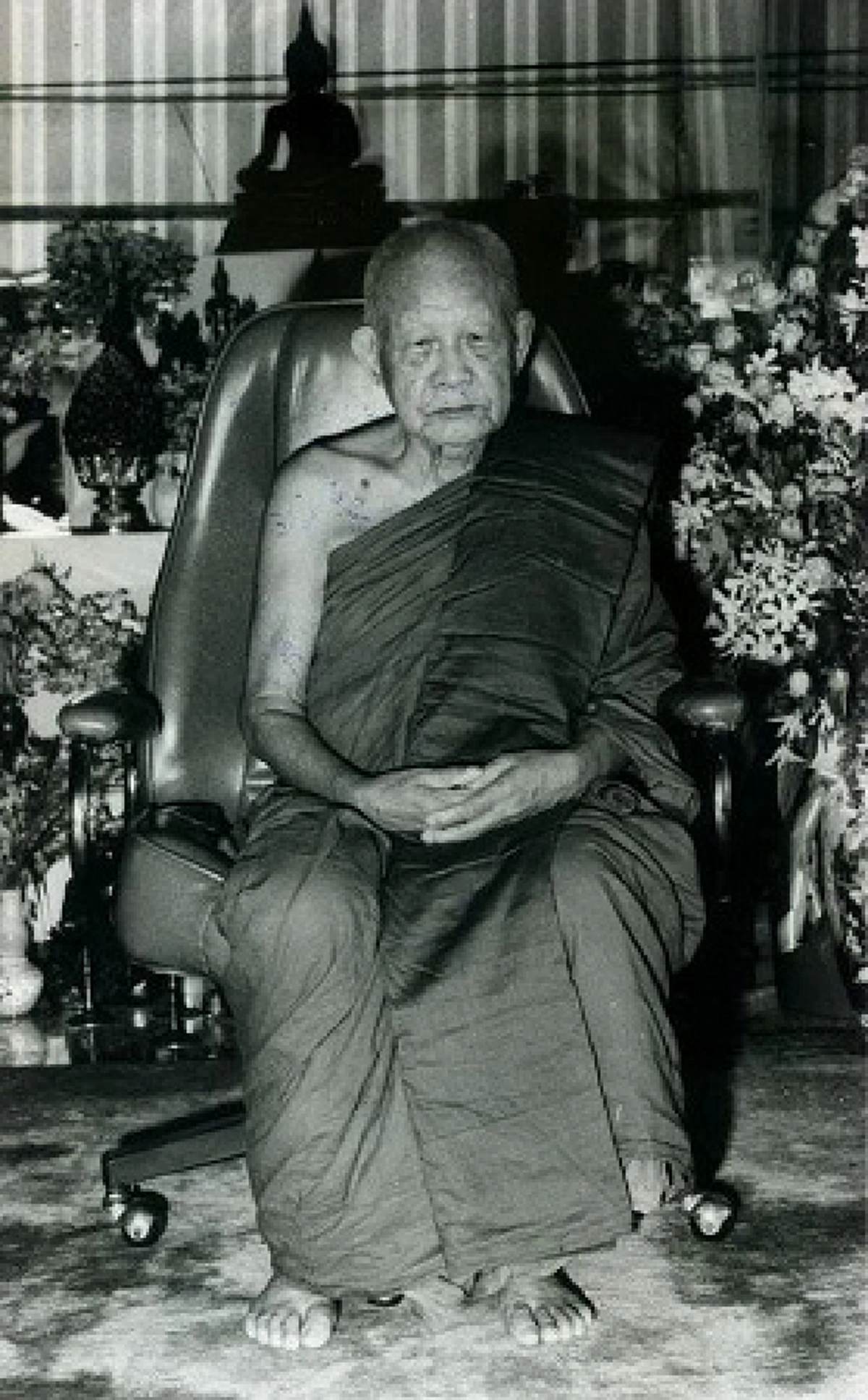 รูปประวัติศาสตร์ที่อาจทำให้คนเกือบทั้งประเทศเข้าใจผิด!! พระองค์ที่เดินนำหน้าสุดใช่ "หลวงปู่มั่น" หรือไม่? ... ช่วยกันดูหน่อย!!