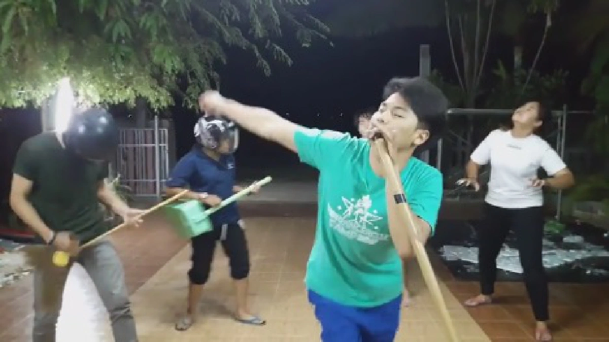 คนดูกว่าสามแสน!! วัยรุ่นโคฟเวอร์เพลง "ยาพิษ" อินเนอร์เริ่ดลีลาเด็ดชนิดเจ้าของเพลงอาจต้องหลบ ทำเอาชาวเน็ตอึ้ง "นี่ยาพิษหรือโดนพิษ"!!??!! (ชมคลิป)