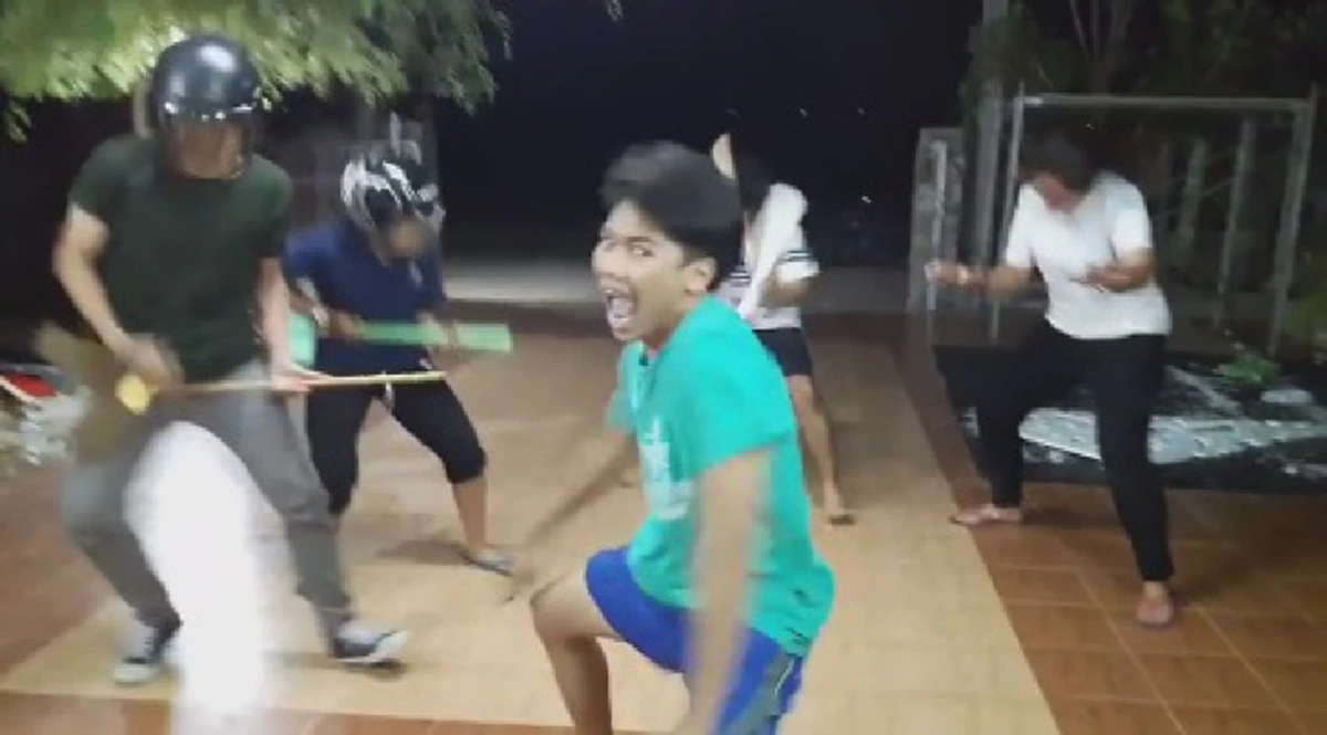 คนดูกว่าสามแสน!! วัยรุ่นโคฟเวอร์เพลง "ยาพิษ" อินเนอร์เริ่ดลีลาเด็ดชนิดเจ้าของเพลงอาจต้องหลบ ทำเอาชาวเน็ตอึ้ง "นี่ยาพิษหรือโดนพิษ"!!??!! (ชมคลิป)