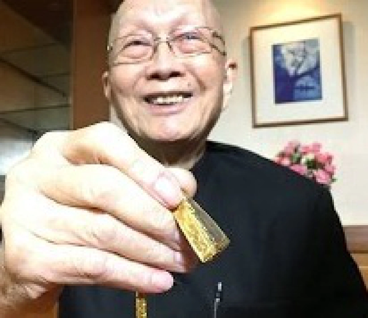 รอดได้ด้วยพระบารมี  เผยวินาที ฮ.ตก พล.อ.วสิษฐ พึ่งพระสมเด็จจิตรลดา พระกำลังแผ่นดินที่ในหลวง ร.9 ทรงกดลงพิมพ์ด้วยพระหัตถ์พระองค์เอง