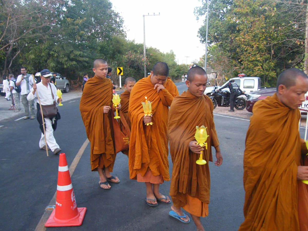 ชาวมุกดาหารพร้อมใจเดินขึ้นเขา บูชาพระใหญ่วันปีใหม่ถวาย "ในหลวง" (ชมภาพ)