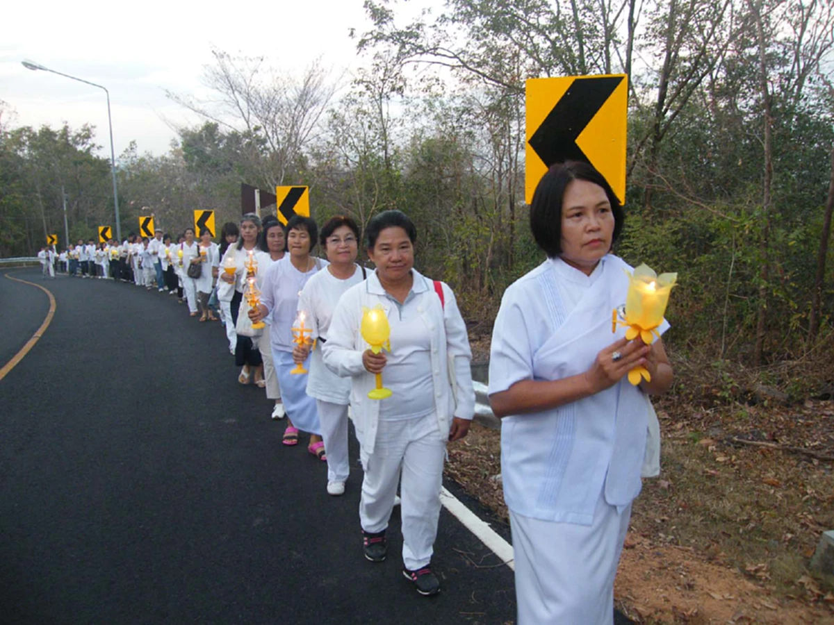 ชาวมุกดาหารพร้อมใจเดินขึ้นเขา บูชาพระใหญ่วันปีใหม่ถวาย "ในหลวง" (ชมภาพ)