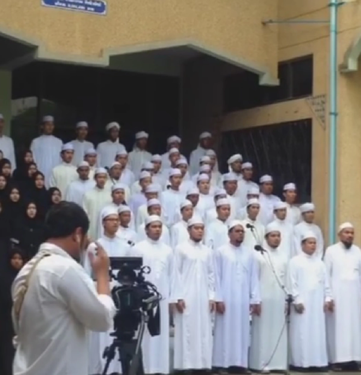 ฟังแล้ว ขนลุกซู่!! ชาวมุสลิมร้องเพลงสรรเสริญพระบารมี ภาษาอาหรับ ไพเราะไม่แพ้ภาษาไทย!! (ชมคลิป)