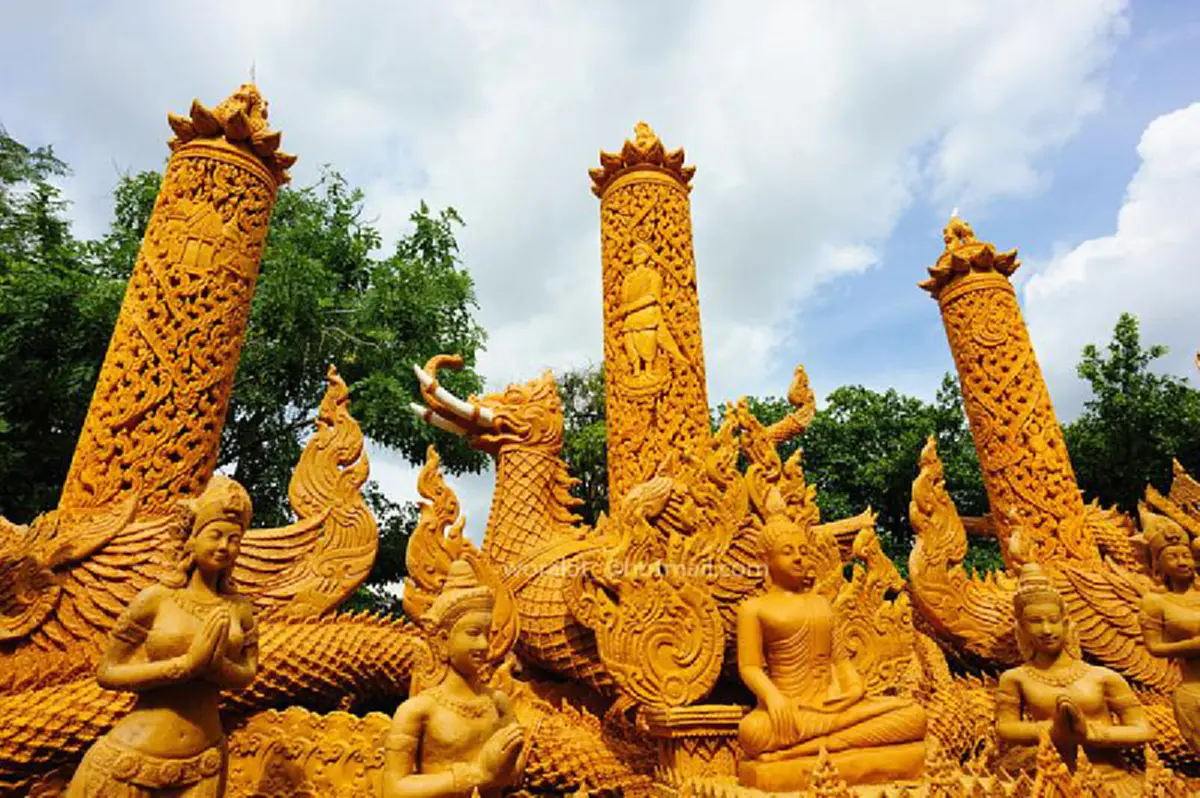 งานออกพรรษา งดมหรสพทั่วประเทศ ประชาชนสวมชุดไว้ทุกข์ร่วมทำบุญ อุทิศถวายแด่พระบาทสมเด็จพระเจ้าอยู่หัว ร.9