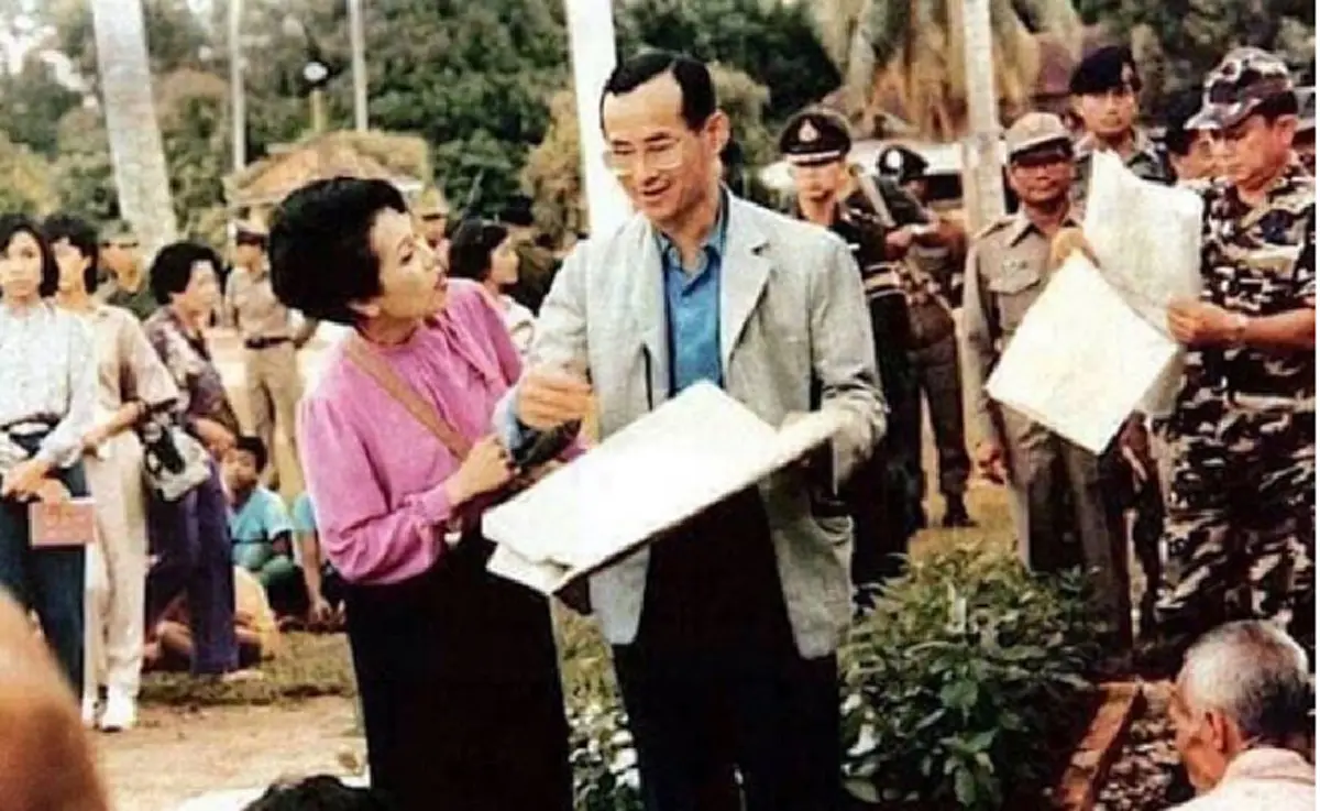 ภาพของทั้งสองพระองค์ หลังธนบัตรใบนี้  รู้หรือไม่ว่าเป็นภาพที่เกิดขึ้นจริงที่จังหวัดหนึ่ง ขณะที่ทั้งสองพระองค์ทรงงานหนัก เพื่อปวงชนชาวไทย