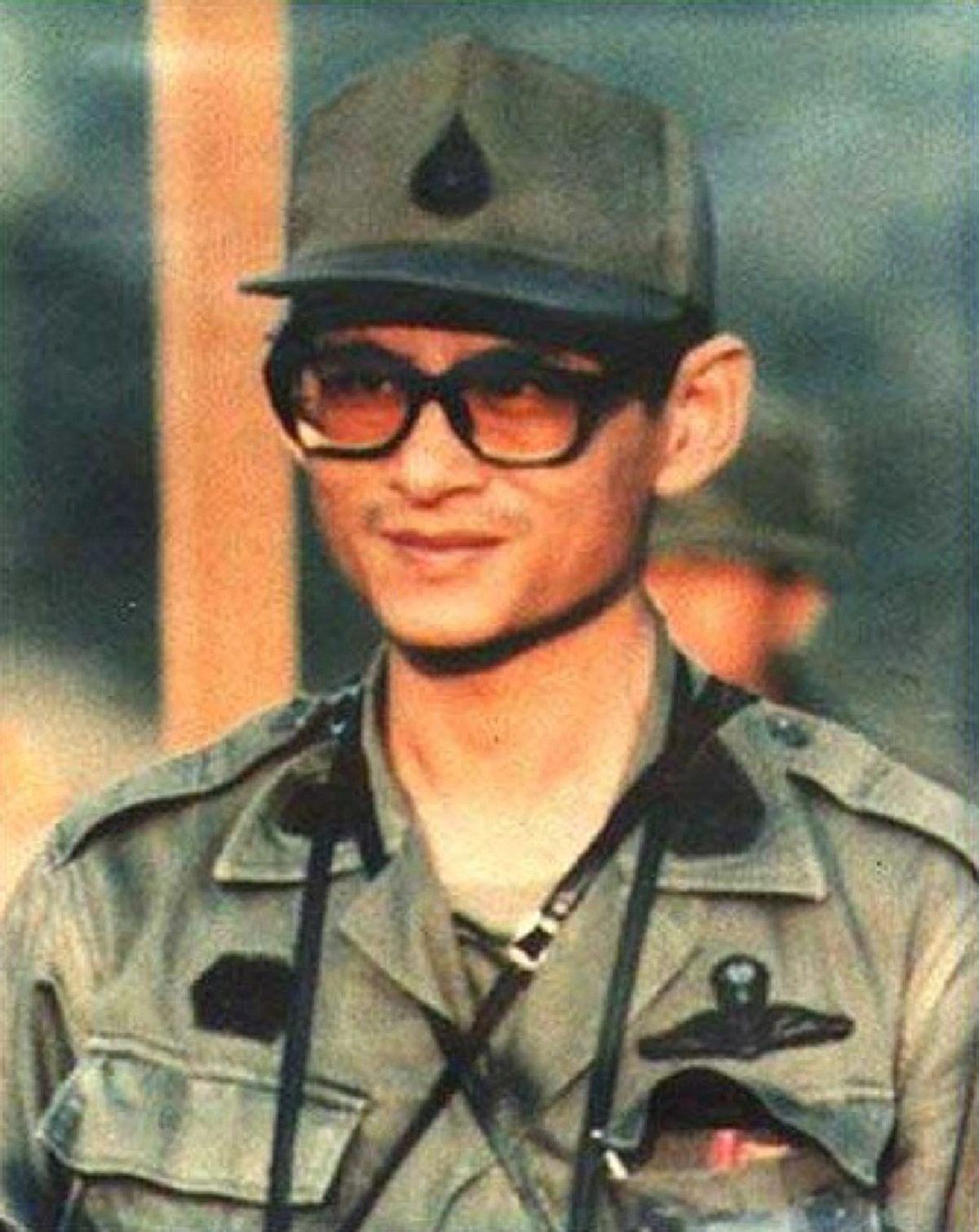 โมเมนต์น่ารักของสองหลวงปู่!! เมื่อ "หลวงปู่ขาว" กับ "หลวงปู่ชอบ" รอรับเสด็จ "ในหลวง" เช้าจรดเย็นก็ไม่เห็นมา ... เห็นแต่ "ทหารสองพ่อลูก"!!