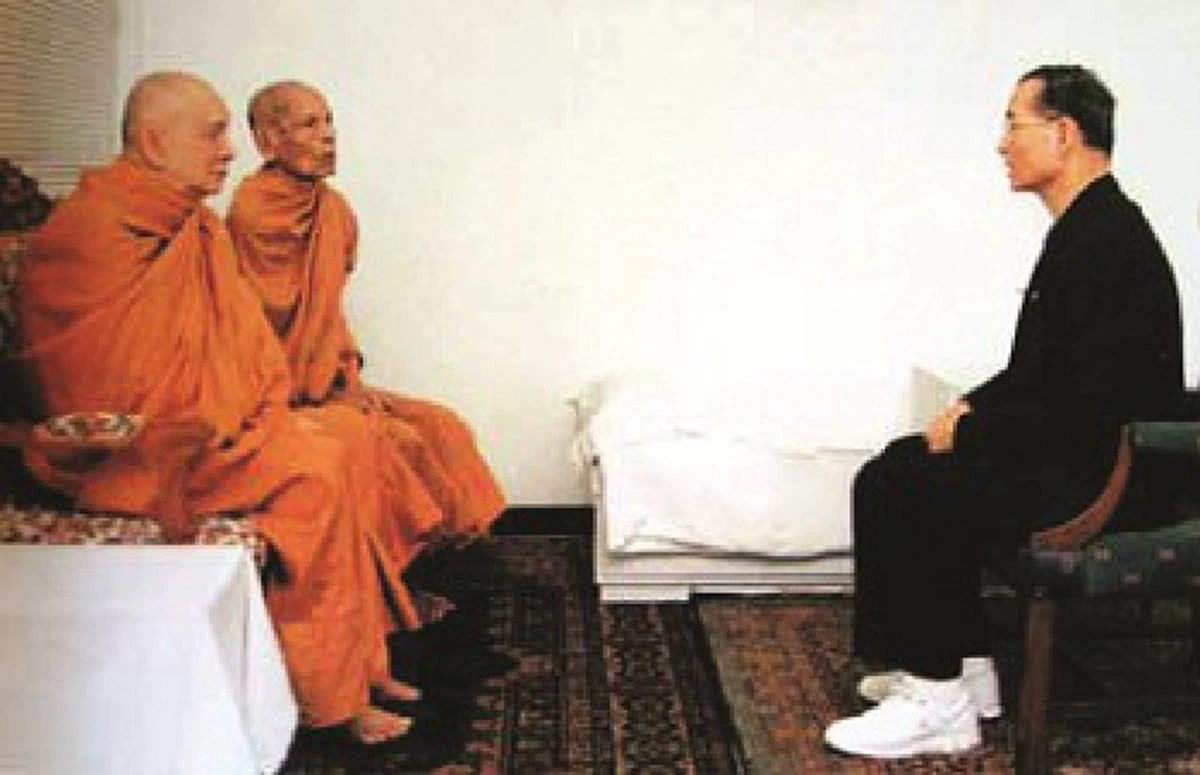 พระบาทสมเด็จพระเจ้าอยู่หัว!! "ธรรมราชา" ผู้ทรงศรัทธาในพุทธศาสนามาแต่ครั้งพระเยาว์ ... ตราบเท่าจนวันนี้ก็ยังไม่เคยจางหายไปจากพระราชหฤทัย!!