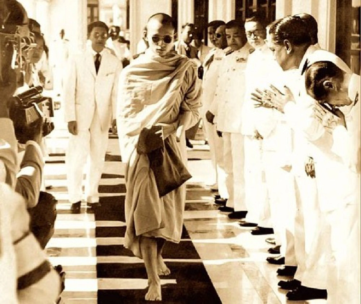 สารานุกรมฝรั่งเขียนถึงประเทศไทย ... "พระพุทธศาสนา" มั่นคงเข้มแข็งอยู่ได้ก็เพราะมี "สถาบันพระมหากษัตริย์" เป็นสิ่งค้ำจุน!!