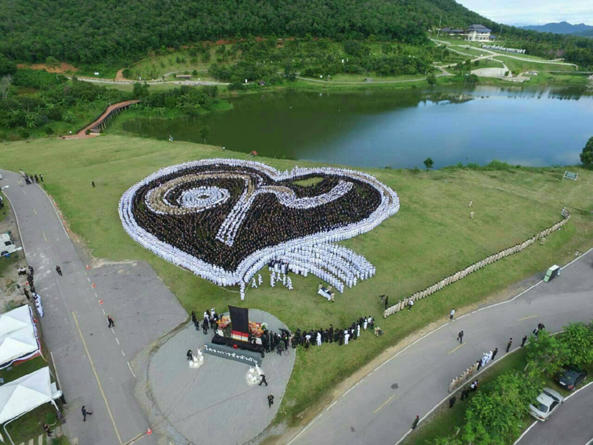 จากก้นบึ้งของหัวใจ!!! ชาวเพชรบุรี ร่วมแปรตัวอักษรน้อมรำลึกถึงพระมหากรุณาธิคุณ ในหลวง ร.๙ ในพื้นที่ "โครงการชั่งหัวมัน"
