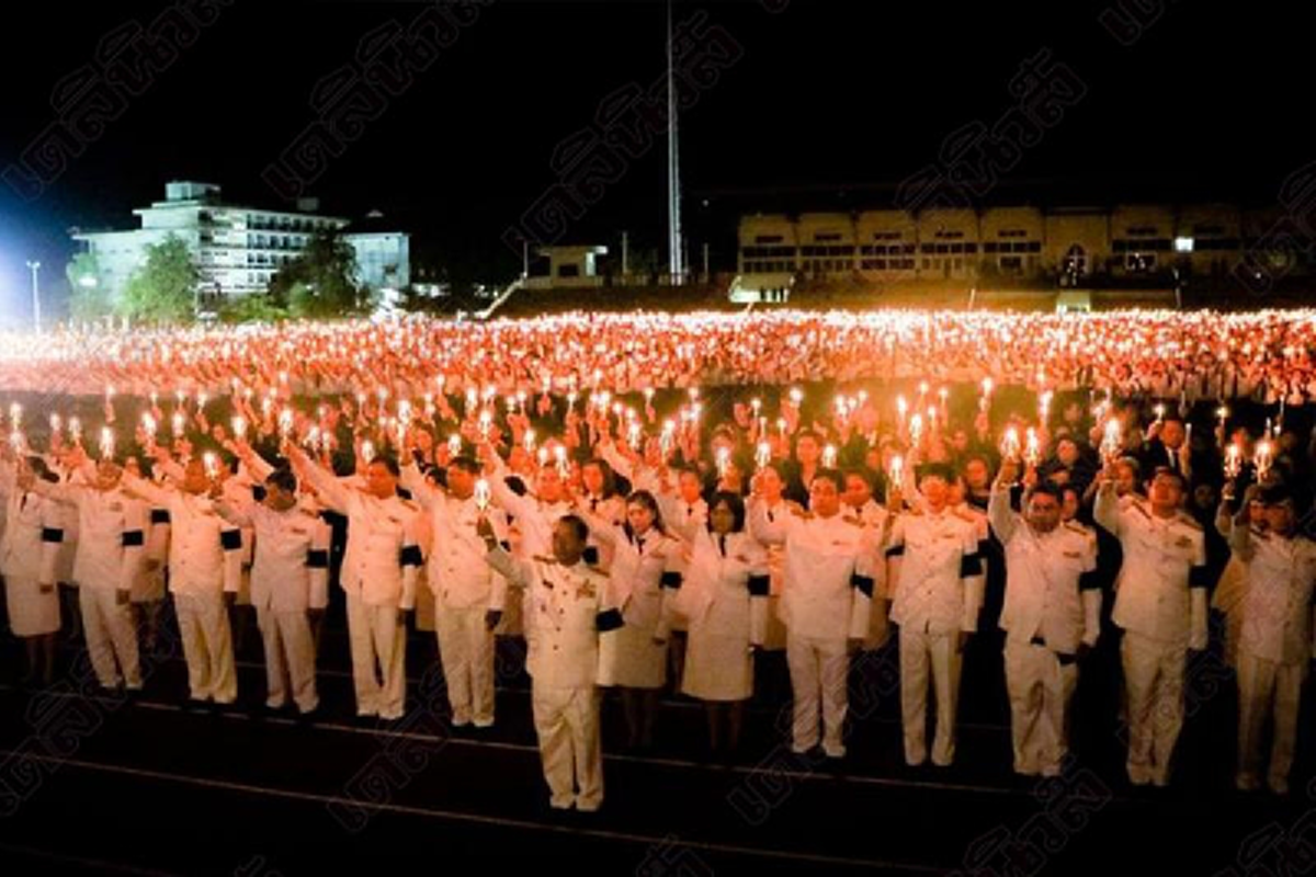 สวยงามตระการตา!! ราชภัฏลำปางร่วมถวยอาลัย ในหลวง ร.9 ด้วยการแปรอักษรเลขเก้าไทย-หัวใจ บอกได้คำเดียวว่า สวยงามแจ่มจรัสสุดๆ (ชมภาพ)