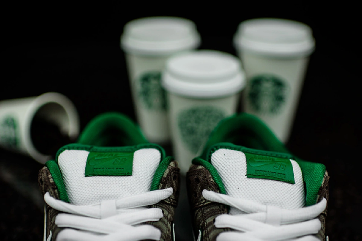 ไนกี้เปิดตัวรองเท้าลายสตาบัค ใส่แล้วกินกาแฟอร่อยขึ้น ? 