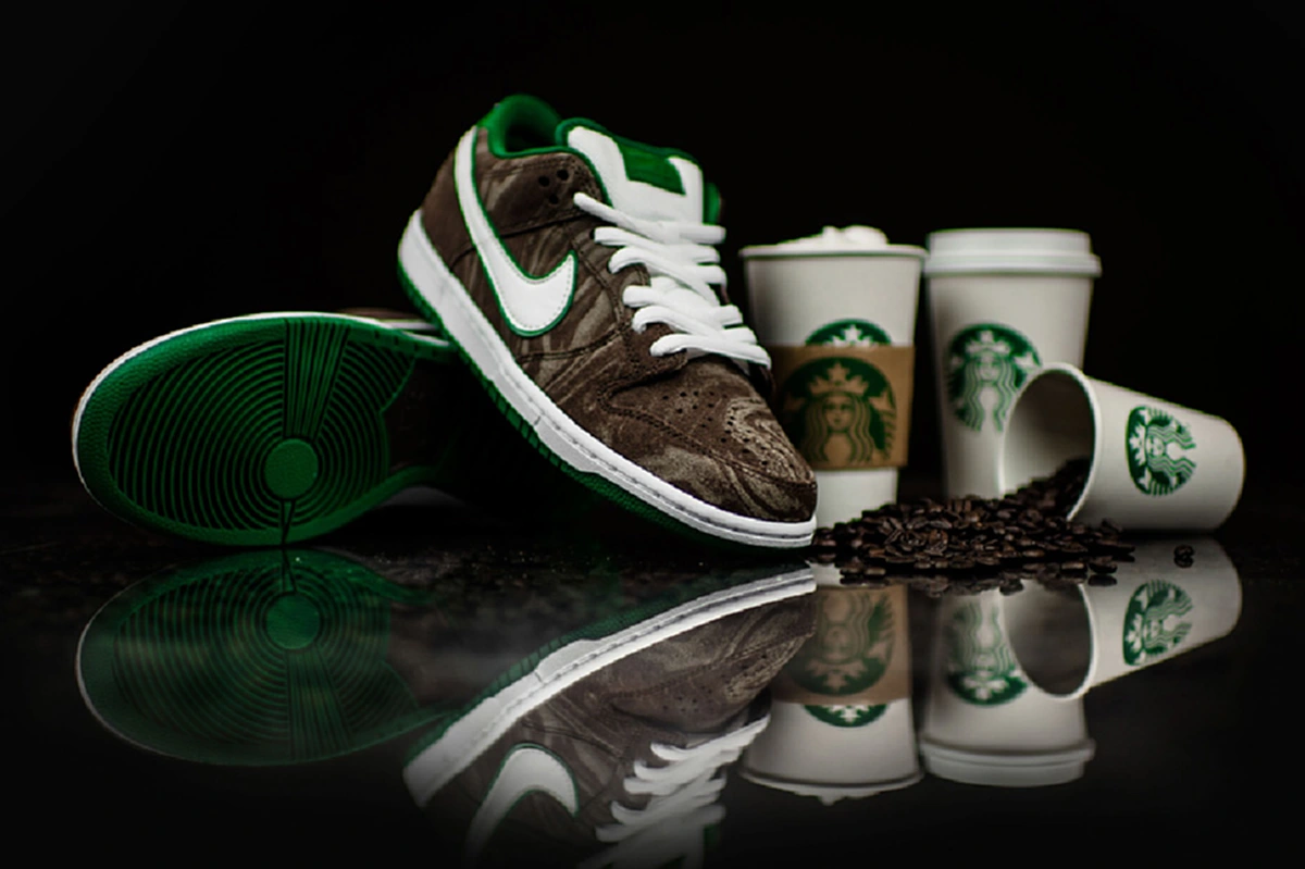 ไนกี้เปิดตัวรองเท้าลายสตาบัค ใส่แล้วกินกาแฟอร่อยขึ้น ? 
