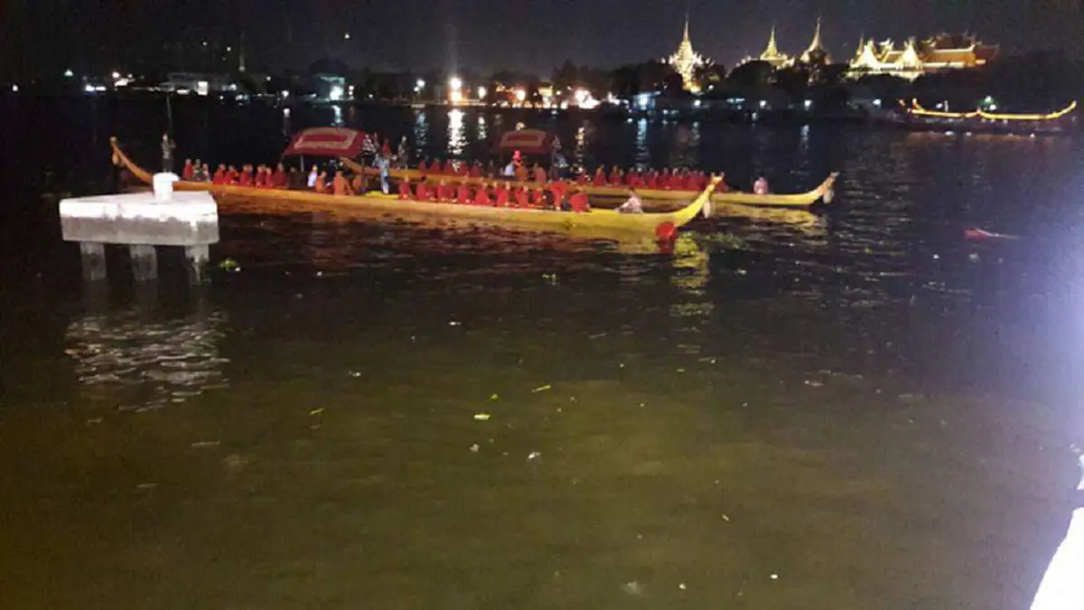 จากคงคาสู่มหานที  !!! ภาพชุดสุดยิ่งใหญ่ แสดงความอาลัย ในหลวงรัชกาลที่9 ...ขบวนเรือพระราชพิธีบารมีแห่งสายน้ำ (มีภาพ)