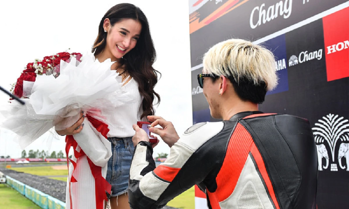 ย้อนเส้นทางรัก "แพท ณปภา - เบนซ์ เรซซิ่ง " ก่อน ตร.สั่งอายัดทรัพย์สินทั้งหมด หลังมีส่วนเกี่ยวข้องกับแก๊งค้ายา "ไซซะนะ"