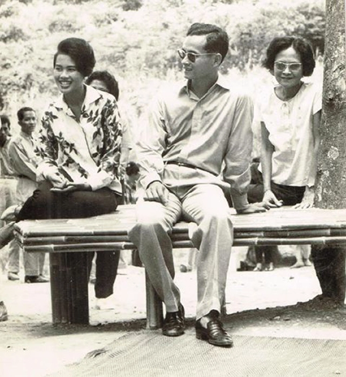 คู่บุญ บารมีจักรีเกริกฟ้า.. เก็บบันทึกไว้ในความทรงจำ ภาพหนังสือพิมพ์ยุคเก่าประกาศข่าวหมั้น ในหลวงร.9 - ราชินี