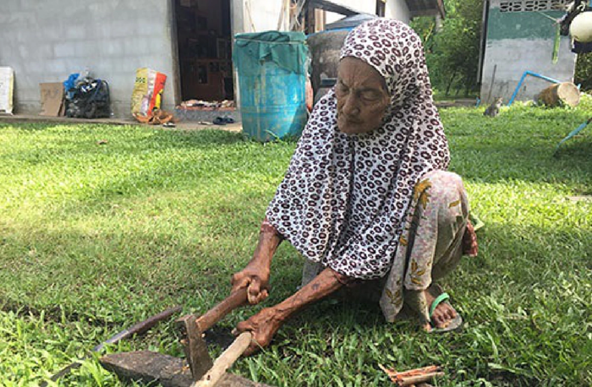 ทึ่งสุดๆ!!! ยายเมืองสตูลวัย 90 ปีโชว์สกิลโยคะเหนือบรรยายหนุ่มสาวถึงอาย พร้อมเผยเคล็ดลับอายุยืนทำตามได้ไม่ยาก