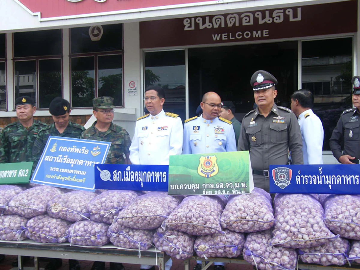 ตะลึง!! กระเทียมเถื่อน 8 พันโล มูลค่า 8 แสนบาท ทะลักเข้าไทย  ผู้ว่าฯมุกดาหารนำแถลง เผยขนจากลาวมุ่งหน้าสู่ศรีสะเกษ
