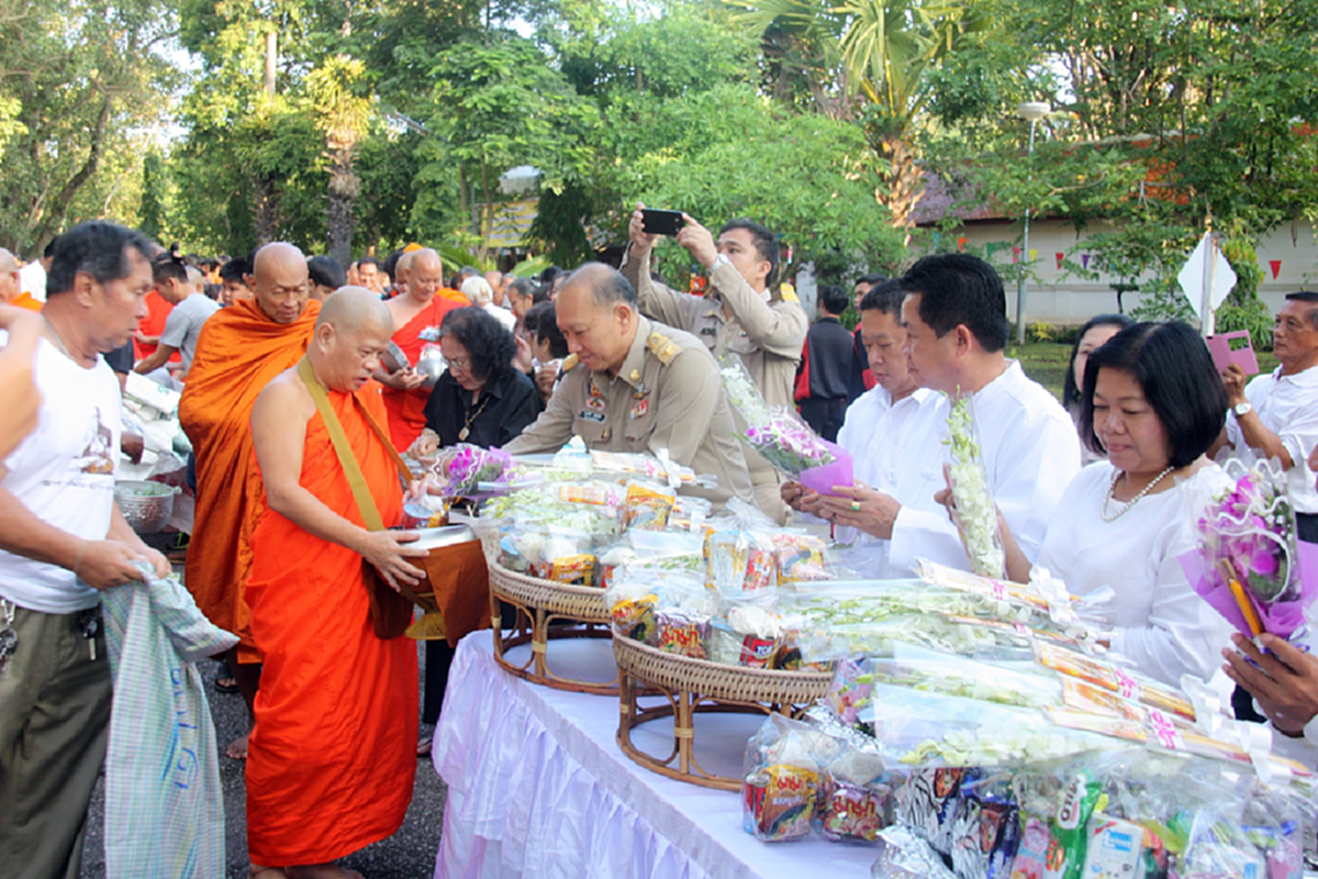 พะเยา!!ประชาชนเมืองน้ำกว๊านตักบาตรเทโวฯเพื่อถวายเป็นพระราชกุศลแด่พระบาทสมเด็จพระเจ้าอยู่หัวในพระบรมโกศ(มีคลิปข่าว)