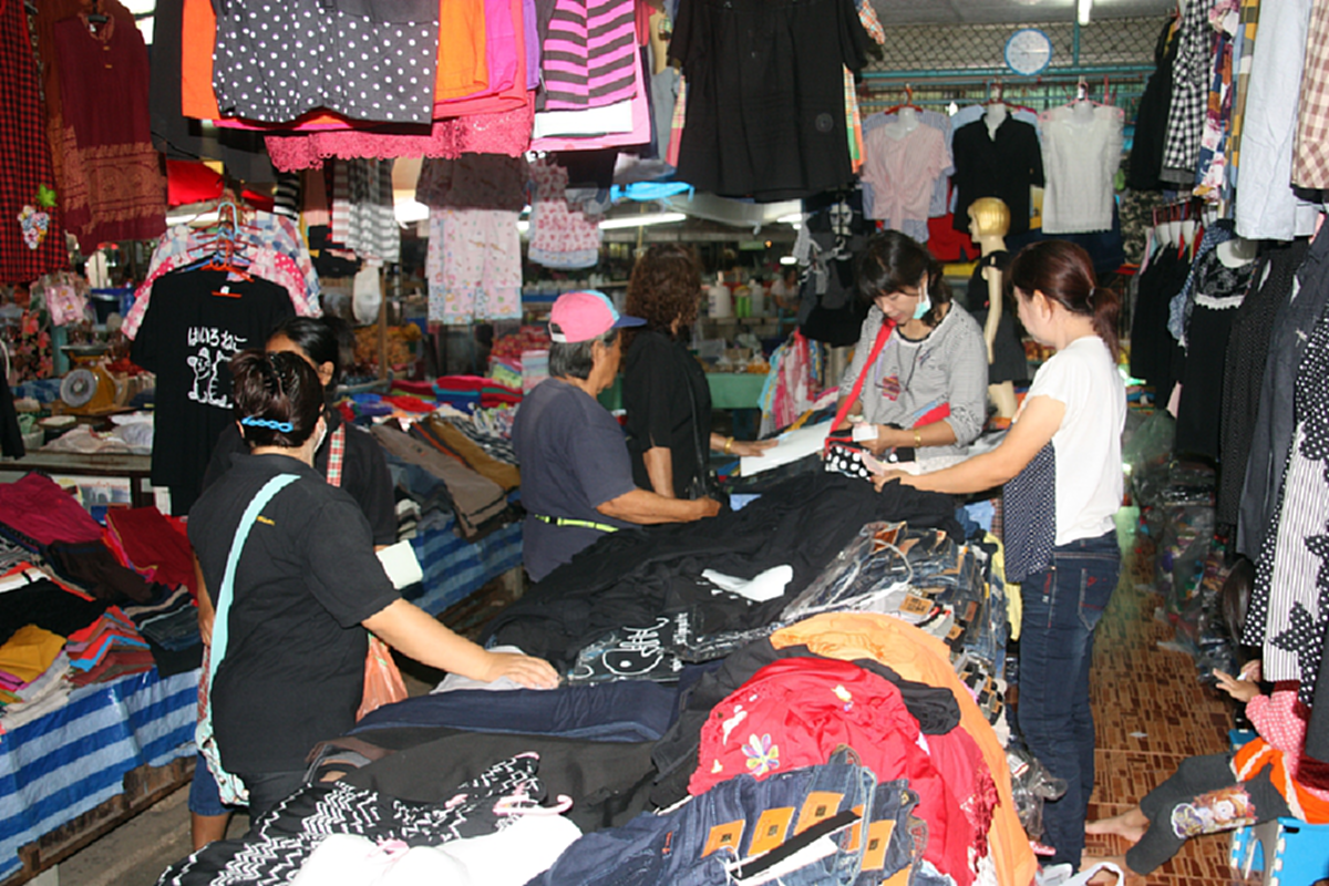 ปชช.พะเยาสุดเศร้า!! เร่งจัดซื้อเสื้อผ้าขาว-ดำ เพื่อไว้ทุกข์แสดงความอาลัยในหลวงแม่ค้าร่ำให้ วอนขอพระองค์คืน