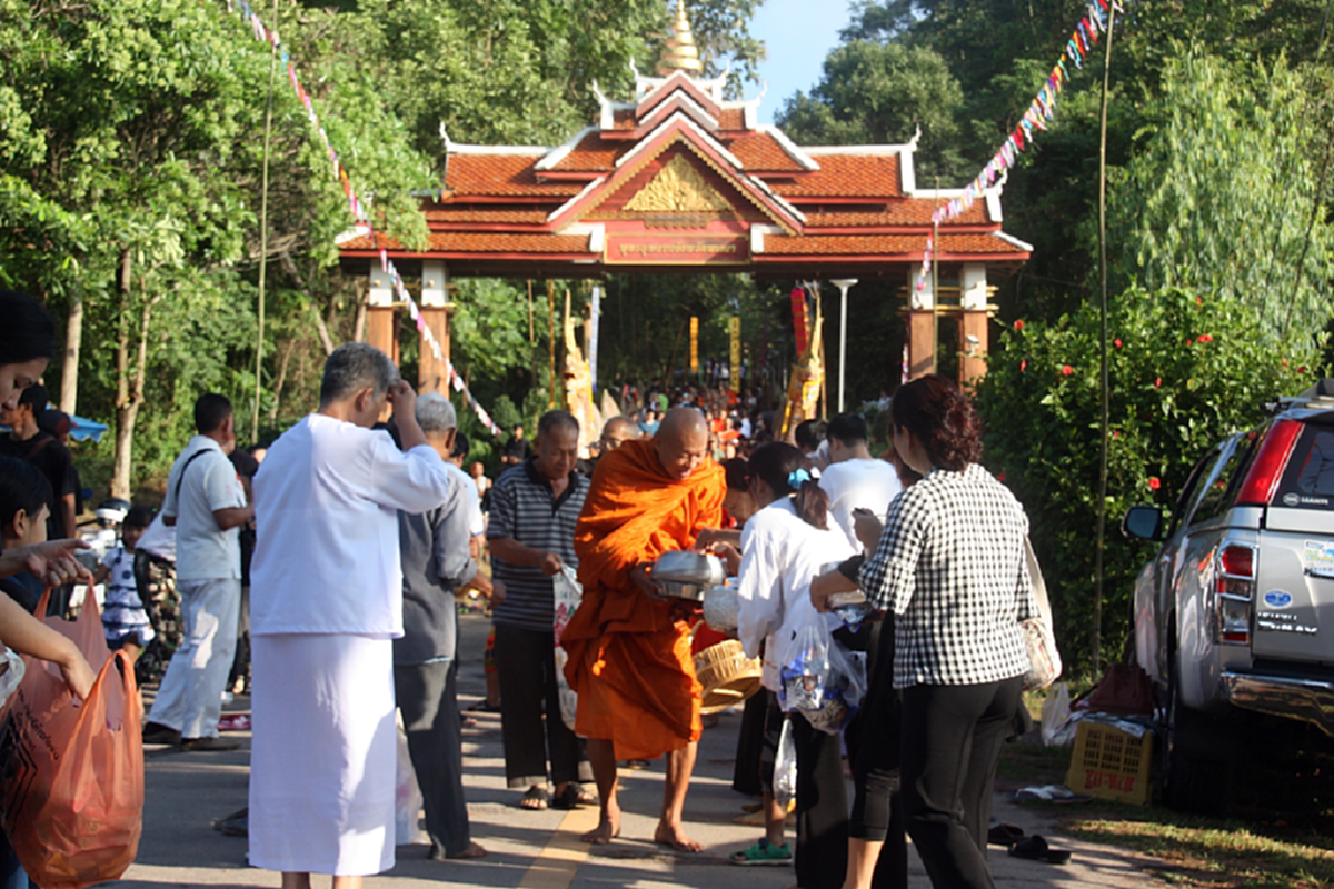 พะเยา!!ประชาชนเมืองน้ำกว๊านตักบาตรเทโวฯเพื่อถวายเป็นพระราชกุศลแด่พระบาทสมเด็จพระเจ้าอยู่หัวในพระบรมโกศ(มีคลิปข่าว)