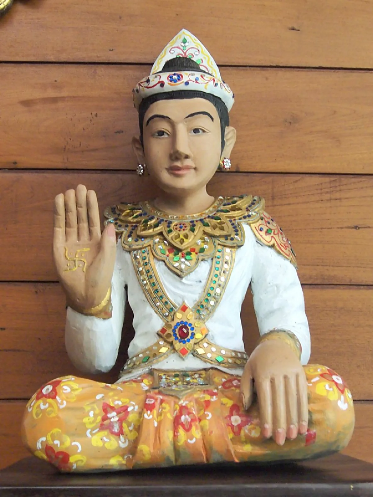 "สวัสดิกะ" เครื่องหมายชัยชนะแห่ง "พระโพธิญาณ" จากอุระพระอมิตตภะพุทธถึงฝ่าพระหัตถ์เจ้าสัจจะยามิน