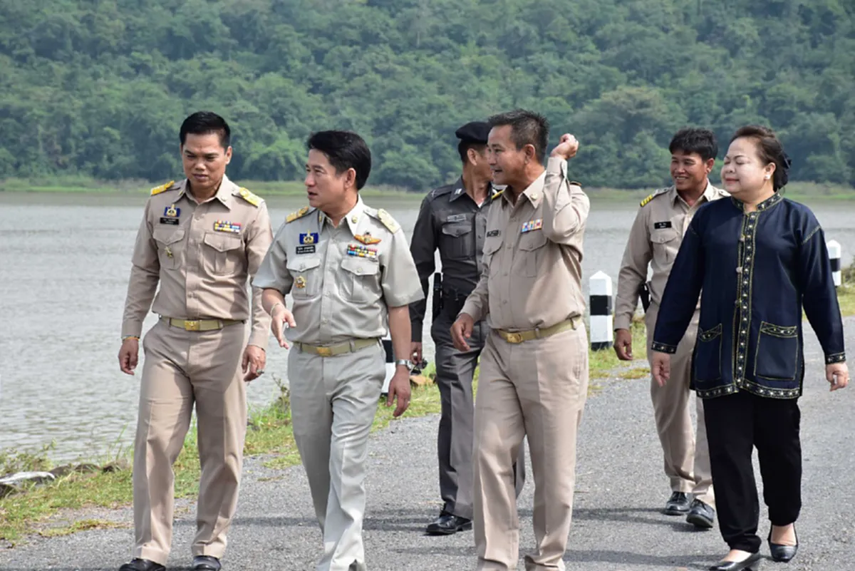 ไพเราะจับใจ!! แม่ครูหมอลำเมืองน้ำดำ ด้นกลอนสด ตามฮอยพ่อหลวง" ชาวโซเชียลแห่ชม  ( มีคลิป )