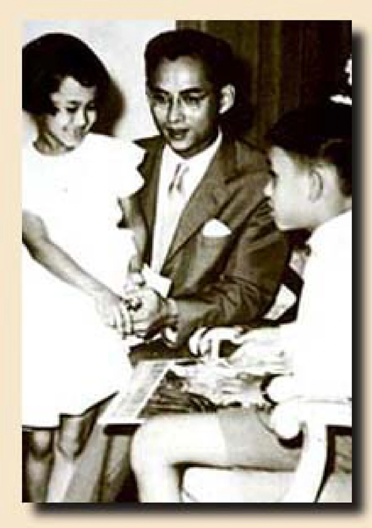 "ทรงเป็นครูคนแรกของลูก"สมเด็จพระเทพฯเล่า..เมื่อทรงพระเยาว์ เรียนคณิตศาสตร์จากในหลวงร.๙อยู่ ๓ เดือนเต็ม!